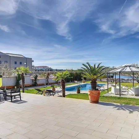 Beautiful Kiera First Row To The Sea Apartman *